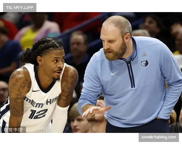 终场哨响，莫兰特与队友拥抱安慰失利灰熊